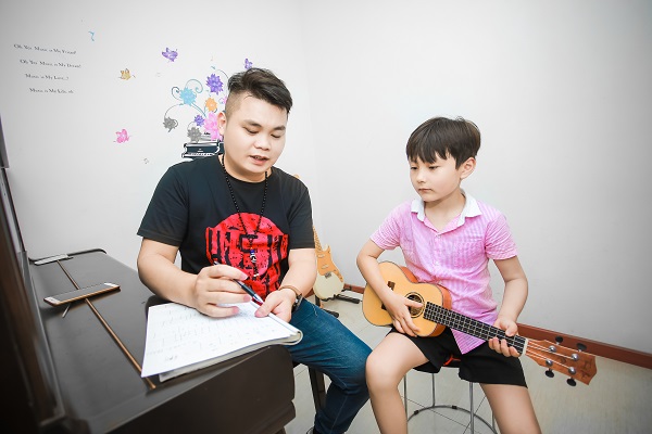 吉他老师和学生课间交流